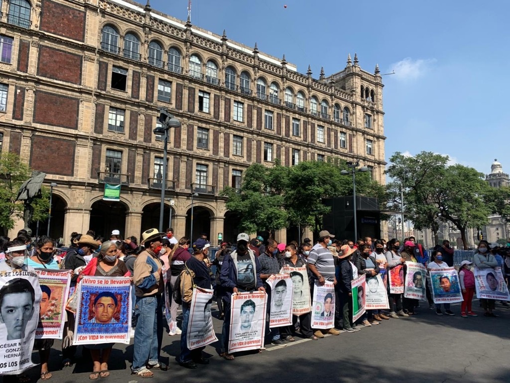 Familiares y estudiantes de Ayotzinapa protestan afuera de la SCJN con motivo de un aniversario más de la desaparición de los 43 normalistas, en la Ciudad de México, el 23 de septiembre de 2020. Foto Alfredo Domínguez